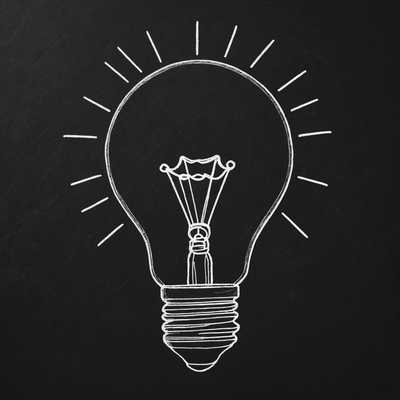 Eine einfache, weiße Kreide-Silhouette einer Glühbirne auf einer Kreidetafel. Die Zeichnung ist minimalistisch und sauber, mit dünnen Linien und ohne Schattierung.