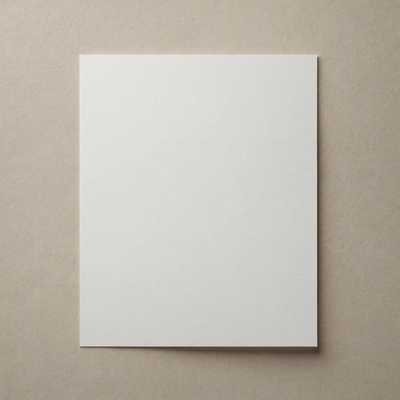 Eine ordentlich arrangierte Szene mit einem einzelnen weißen Papierblatt, das horizontal angeordnet ist. Der Hintergrund ist eine weiche, helle Farbe mit einer natürlichen Textur, die möglicherweise einer Holzoberfläche oder einem subtilen Stoff ähnelt. Es gibt einen sanften Schatten, der von dem Papier geworfen wird und der Komposition Tiefe und Dimension verleiht. Die Gesamtästhetik ist sauber und minimalistisch, mit einem Schwerpunkt auf Einfachheit und Eleganz.